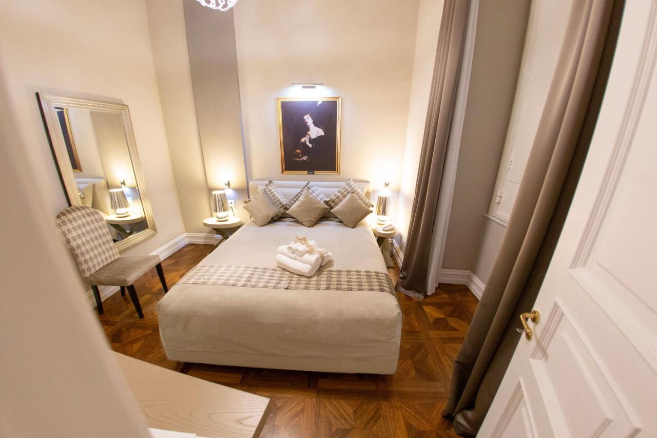 Leone Camere D'Autore - Chiaia Naples Luaran gambar