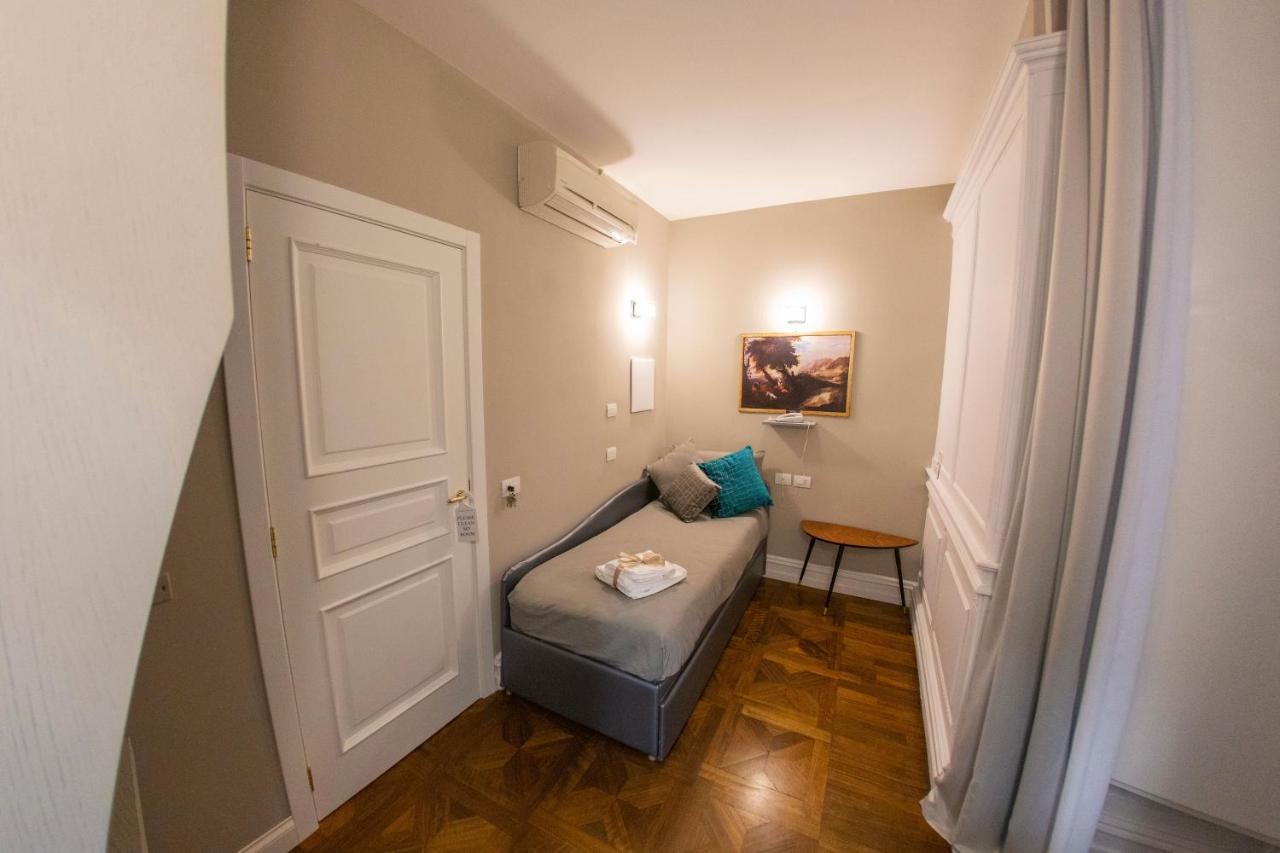 Leone Camere D'Autore - Chiaia Naples Luaran gambar