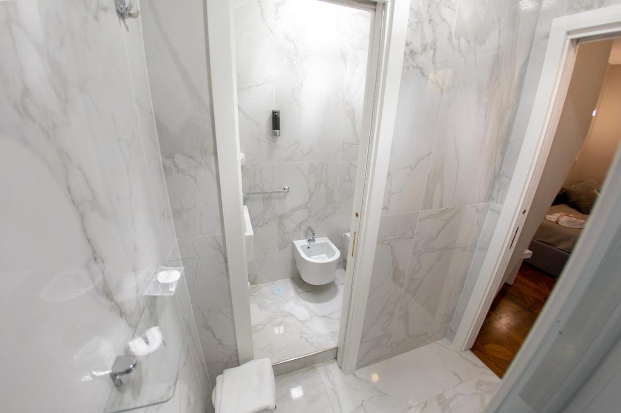 Leone Camere D'Autore - Chiaia Naples Luaran gambar